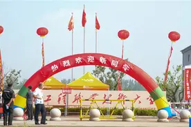 商河县首所大学1200名新生报到图片