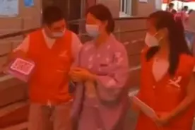 厦门一女子穿和服做核酸检测被劝返引热议！公司：违规穿工作服外出图片