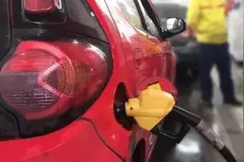 加油时，汽车为什么要熄火？图片