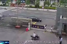 “走错路了！”抢劫金矿后，他流亡17年！太想孩子了，他选择自首图片