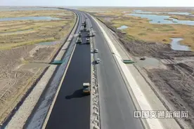 新疆乌尉高速公路35团若羌段项目进入施工收尾阶段图片