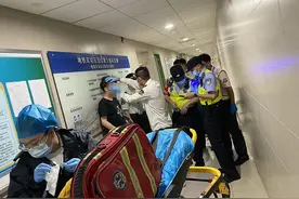 上海一男子乘地铁突发癫痫摔一脸血，醒来第一句：我要上班图片