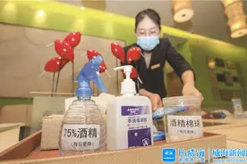 进门“三步走”，威海公共场所严把防疫关图片