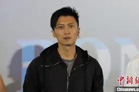 谢霆锋现身成都 化身超级大暖男图片