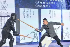 名人大讲堂现场示范武术动作 观众惊呼“太值了”图片