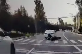 北京一轿车恶意别倒摩托车致驾驶员受伤，交警：肇事车主已被行拘图片