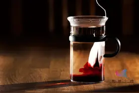 早晨起床后的第一杯水，很多人都没喝对！看看你是否还在这样伤身图片