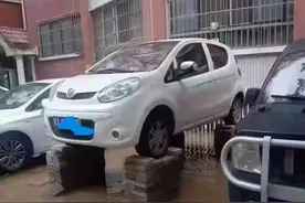 悲剧！男子为防淹用砖支车，反而不幸被压身亡图片