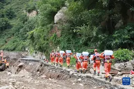 雨中情丨这份感动，溢出屏幕图片