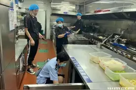 突查青岛“胖哥俩”！食客曾称吃出头发、皮筋，拉肚子、有怪味图片