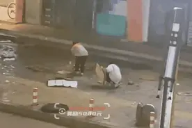 溢出屏幕的感动！女孩暴雨中帮环卫工捡纸板，美丽的她找到了图片