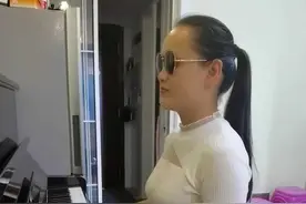 浙江省首位盲人钢琴调律师 用耳朵对话乐器之王图片