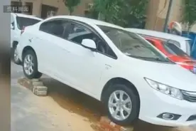 为防车辆被淹用砖支车，郑州一男子被压车底身亡次日被发现图片