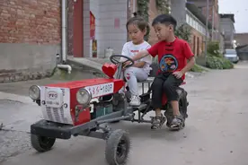 洛阳爷爷手工打造小四轮拖拉机，4岁孙子驾驶出街众人羡慕不已图片