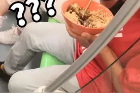 女子在地铁上捧着大碗吃猪脚饭，上海地铁：车厢内不得饮食图片