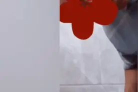 茂名“在女厕趴地偷窥被拍下”男子被抓获：53岁，自称好奇图片