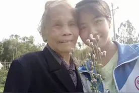 18岁女孩带91岁奶奶上大学，“我怕回家她就不在了”图片