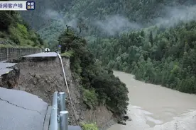 国道318线林芝波密段路基垮塌 武警官兵紧急抢修保畅通图片