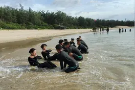 超飒！两栖侦察女兵图片