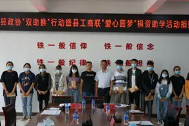 陆良为79名低收入家庭大学新生发放助学金图片