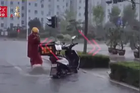 日照正能量：暴雨冲走井盖，外卖小哥用身体竖起了“警示牌”图片