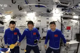 3名航天员太空打乒乓球“秀”球技 刘国梁：期待与你们切磋图片
