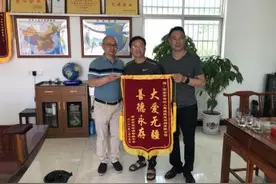 高安荷岭镇：企业爱心捐款 助力秋季开学图片
