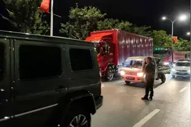 赞！两起交通事故，武警官兵果断救援图片