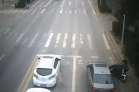 “开门杀”！一轿车路边突然开门酿事故……图片