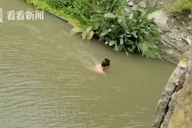 超大型“社死现场”！上海一男子下河摸鱼泳裤掉了...赖在水里两小时不愿上岸图片
