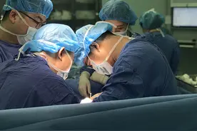 男子输尿管断裂靠造瘘引流，上海医生取肾修复挪位重建尿路图片