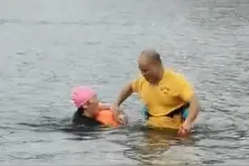 株洲一游泳新手仅佩戴“跟屁虫”野泳遇险，湘江义务救援协会正好在附近巡逻图片