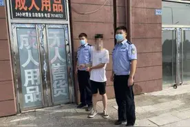 铁岭“黑衣”盗贼专盯成人用品店下手，保安联手民警排查将其成功抓获图片