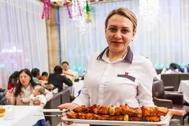 俄罗斯服务员挣得多 月薪高达10万卢布图片