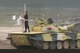 看，他们在坦克上跳芭蕾图片