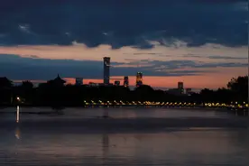 延时摄影｜凌晨四点的北京，什刹海边坐看云起视频封面