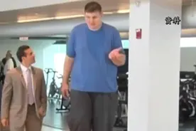 身高2.34米的美国最高男子因心脏病去世 年仅38岁图片