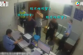 男子去派出所调解纠纷，结果“职业病犯了”！现场帮民警修空调图片