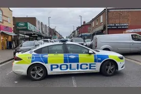 英国一男子爬上屋顶与警察对峙五小时图片