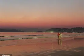 巴西海滩霞光满天 民众散步惬意十足图片