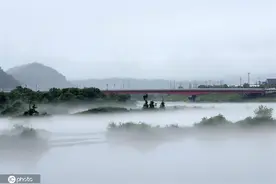 韩国江上水汽氤氲 朦胧宛如水墨画图片