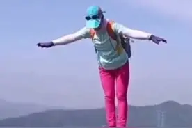 大妈爬上山顶石柱“金鸡独立”拍照 网友：用生命摆造型？图片