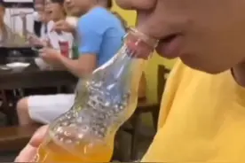 男子喝饮料嘴唇被汽水瓶吸住，秒变香肠嘴图片