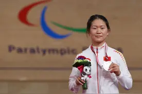 场地自行车——王小梅获女子C1-3级3000米个人追逐赛银牌图片