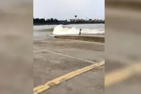 杭州一男子在渡口拍摄钱塘江潮被潮水卷走，不幸身亡视频封面