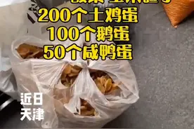 妈妈从东北到天津看儿子，搬了各种东西来，儿子好奇怎么搬动的图片