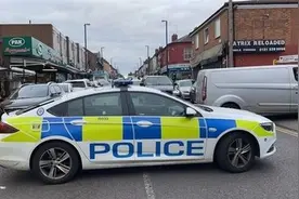 英国一男子爬上屋顶与警察对峙五小时图片