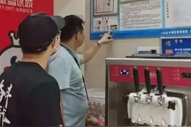 6起食品安全案件公开！直击蜜雪冰城、杨国福查处现场图片