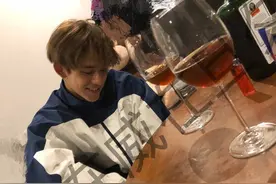 黄旭熙手写道歉信 宣布深刻反省、中断行程 粉丝要求其退队图片