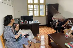 湘潭两老人打麻将因4元钱起争执，拉扯中一老人手臂皮肤被撕脱图片